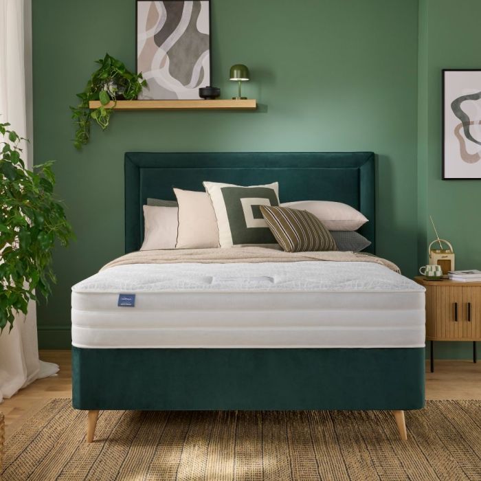 front image of Comfort Breathe™ 2000 Pocket Mattress on a bed