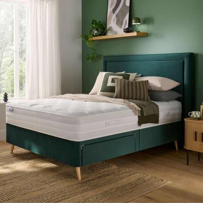 Comfort Breathe™ 2000 Pocket Mattress corner side view on green bed