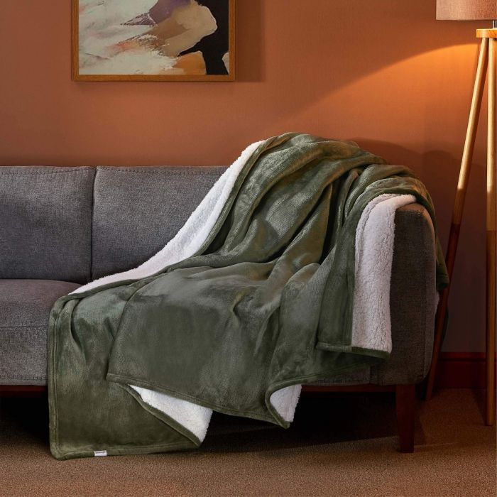 Silentnight Snugsie Giant Blanket green
