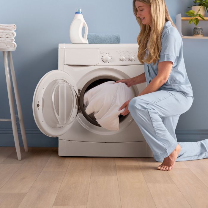 A person washing the Silentnight summer breeze duvet.